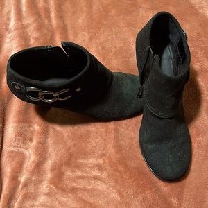 Size 7 Black Booties with heel A2 by Aerosoles